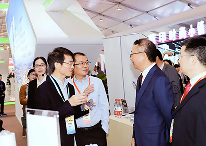 中国纺织工业联合会长孙瑞哲视察并指导合乐HL8化纤集团展馆-合乐HL8