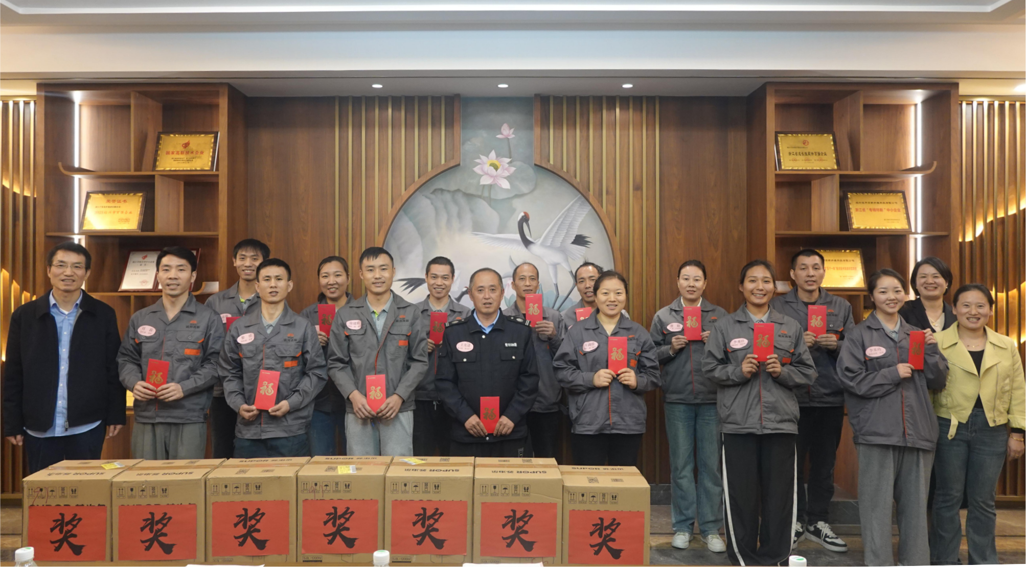 以优异为模范 自动改变立异 力争事情极致丨集团举行2024第三季度优异员工表扬宴请会-合乐HL8
