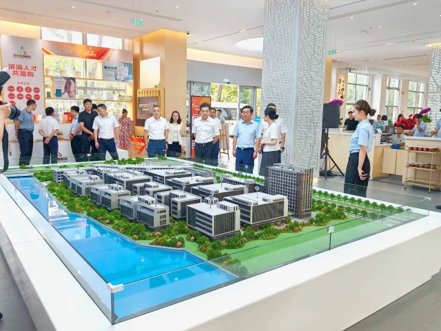 绍兴市委书记施惠芳考察合乐HL8友邦智创科技园“名士之家”综合服务体-合乐HL8